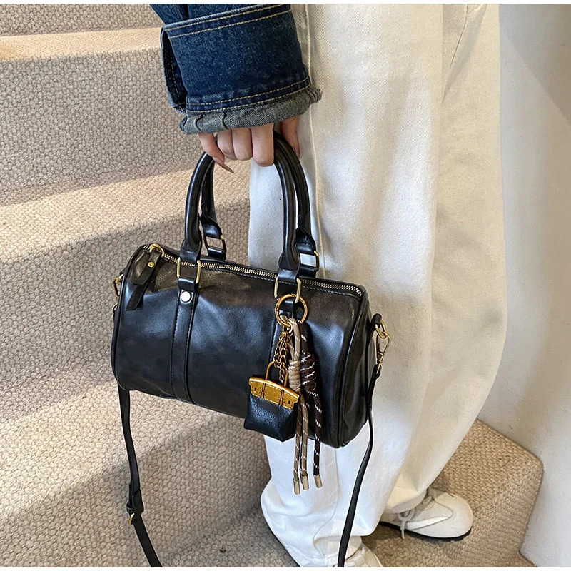 Womens Boston Handbag Vintage Leather Pillow Bag Large Capacity Shoulder Bag Solid Versatile Tote Bag 250530