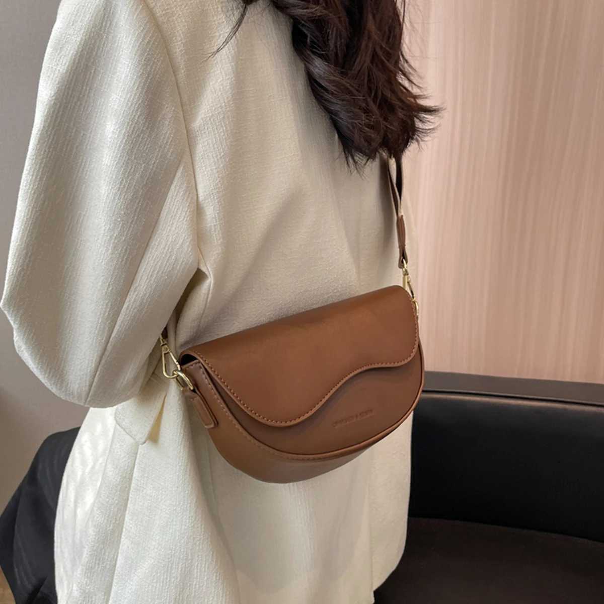 2025 Summer New Womens Vintage Solid Color Flap Saddle Bag Shoulder Bag Fashion PU Leather Wide Strap Crossbody Bag M250606
