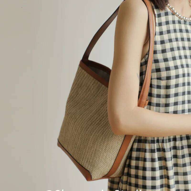 Cowhide Patchwork Straw Chic Designed Vacation Beach Handbag For Women Popular Trendy Bucket Holiday Shuolder Bag