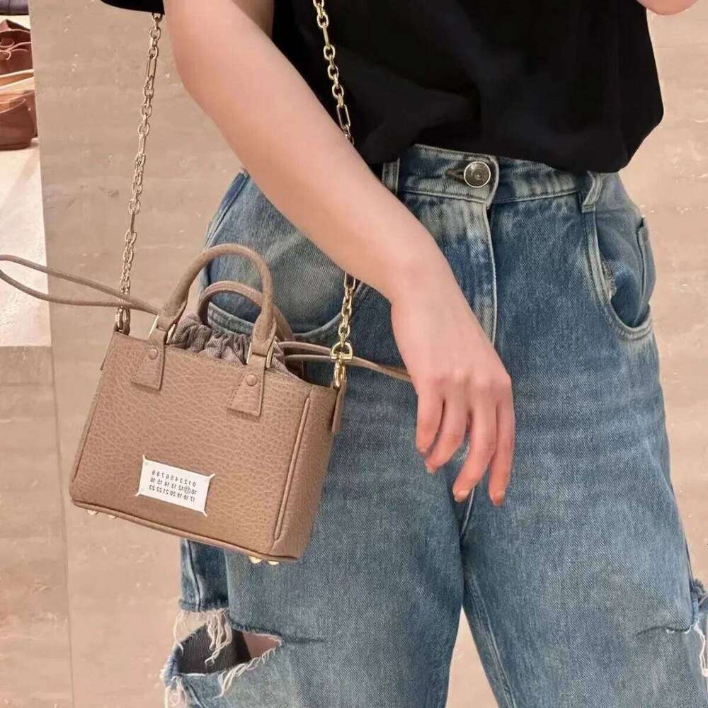Hot Selling Fashionable Versatile Niche Design Women's Camera Single Shoulder Slant Cross Handbag Genuine Leather Food Basket Bucket Bag Designer