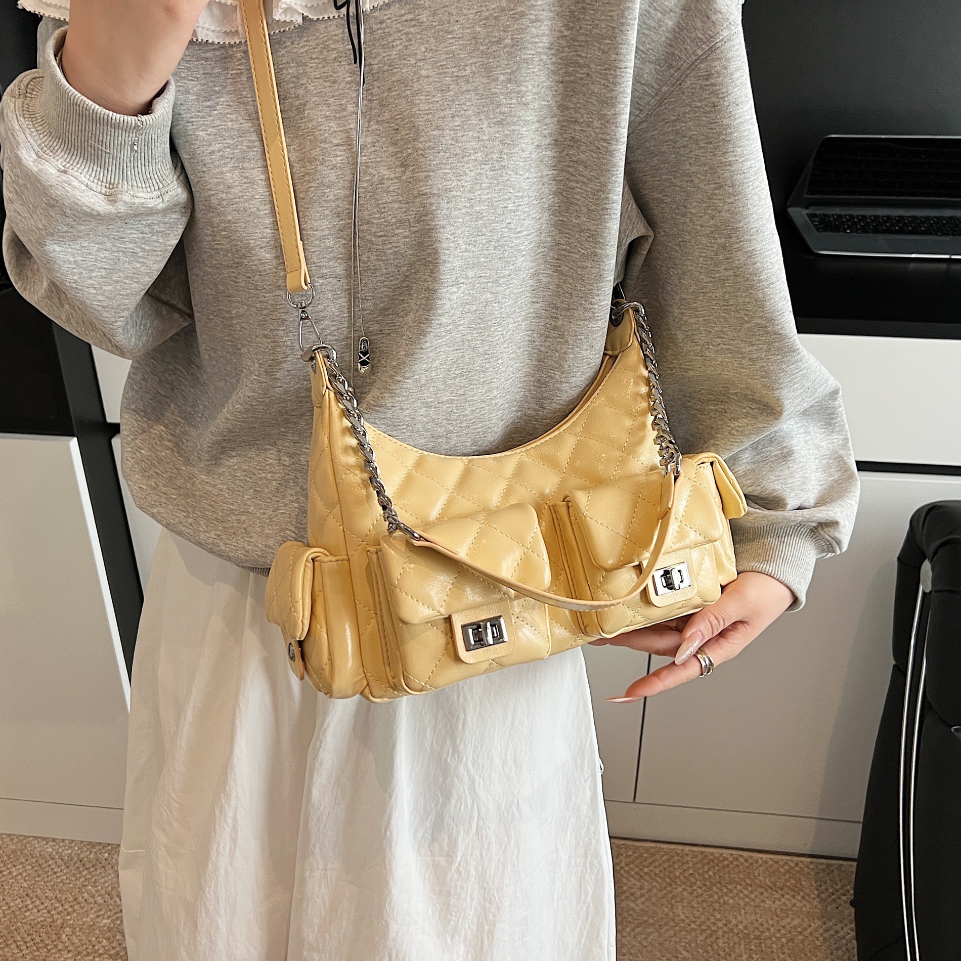 designer Quilted Chain Bag for Women 2025 New Spring Summer Niche Design Shoulder Crossbody Bag Motorcycle Bag Casual Under