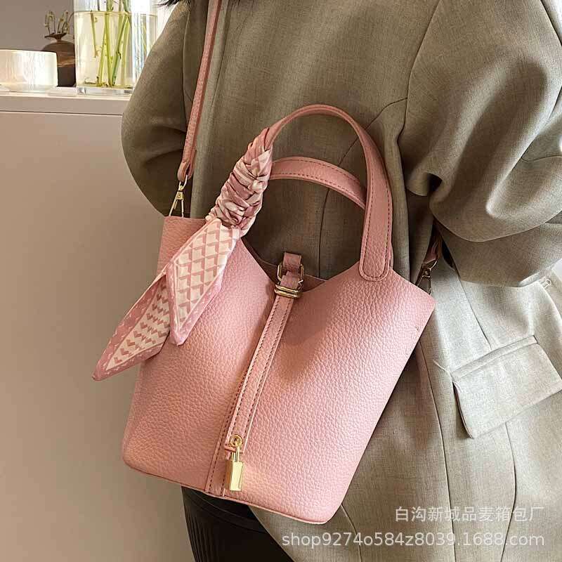 2025 New Single Shoulder Korean Style Niche Handbag Women's Trendy Crossbody for Work Commute Bucket Bag