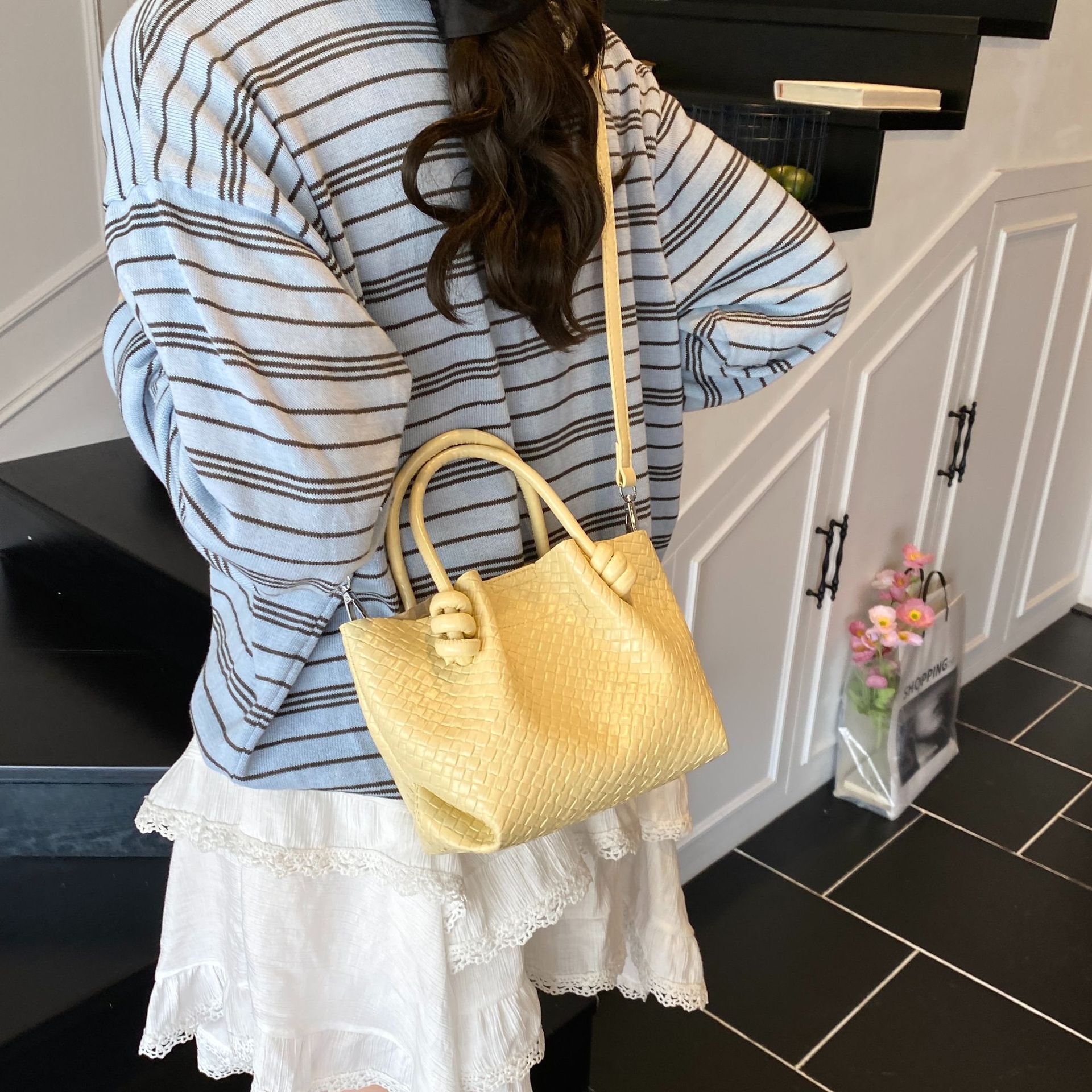 designer Handheld Woven Bucket Bag for Women 2025 New Trend Korean Style Tote Bag Simple Large Capacity Shoulder Under