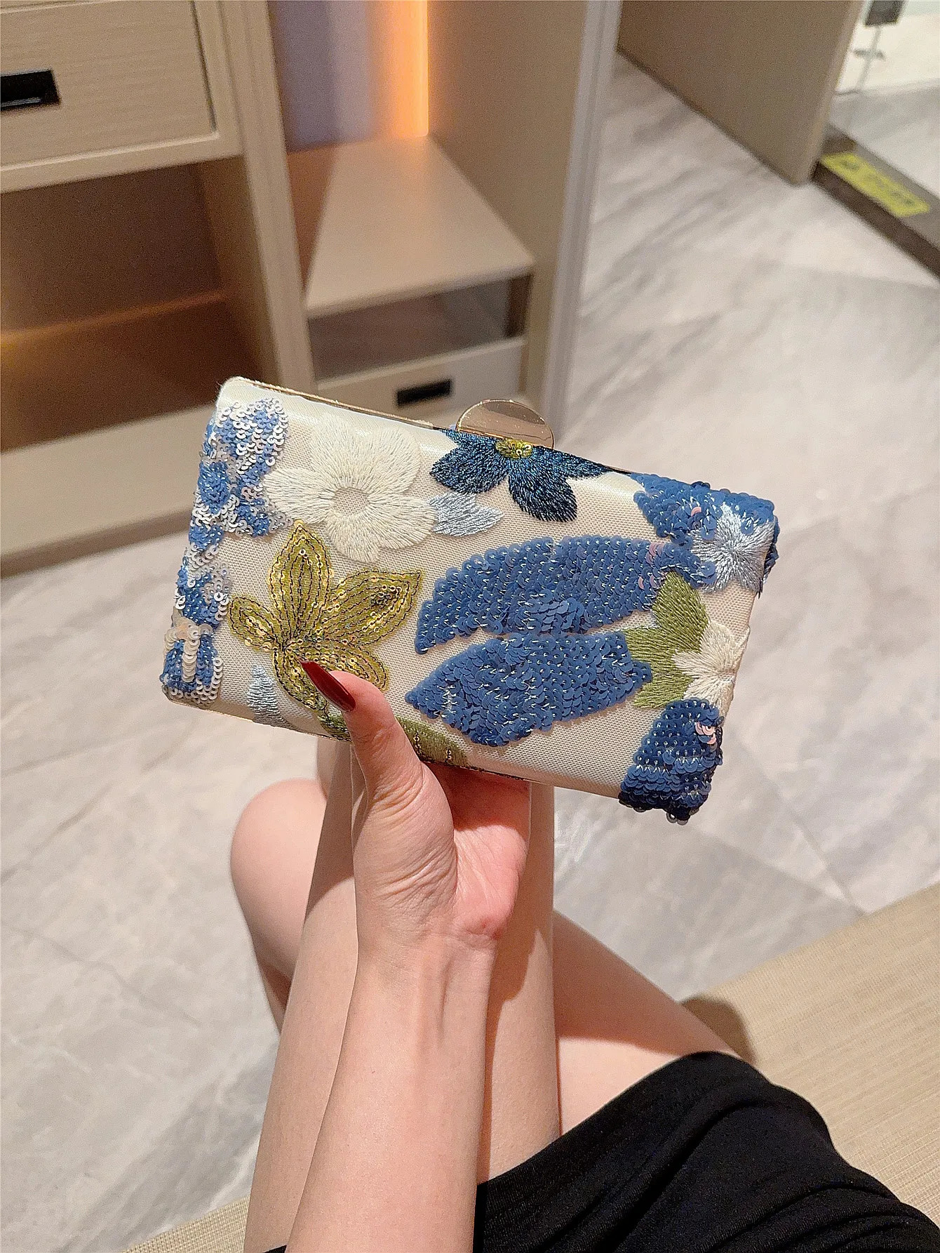 CrossBorder Sequin Embroidery Flower Chain Clutch Bag Spring and Summer Fashion Trendy Womens Crossbody Bag 250605