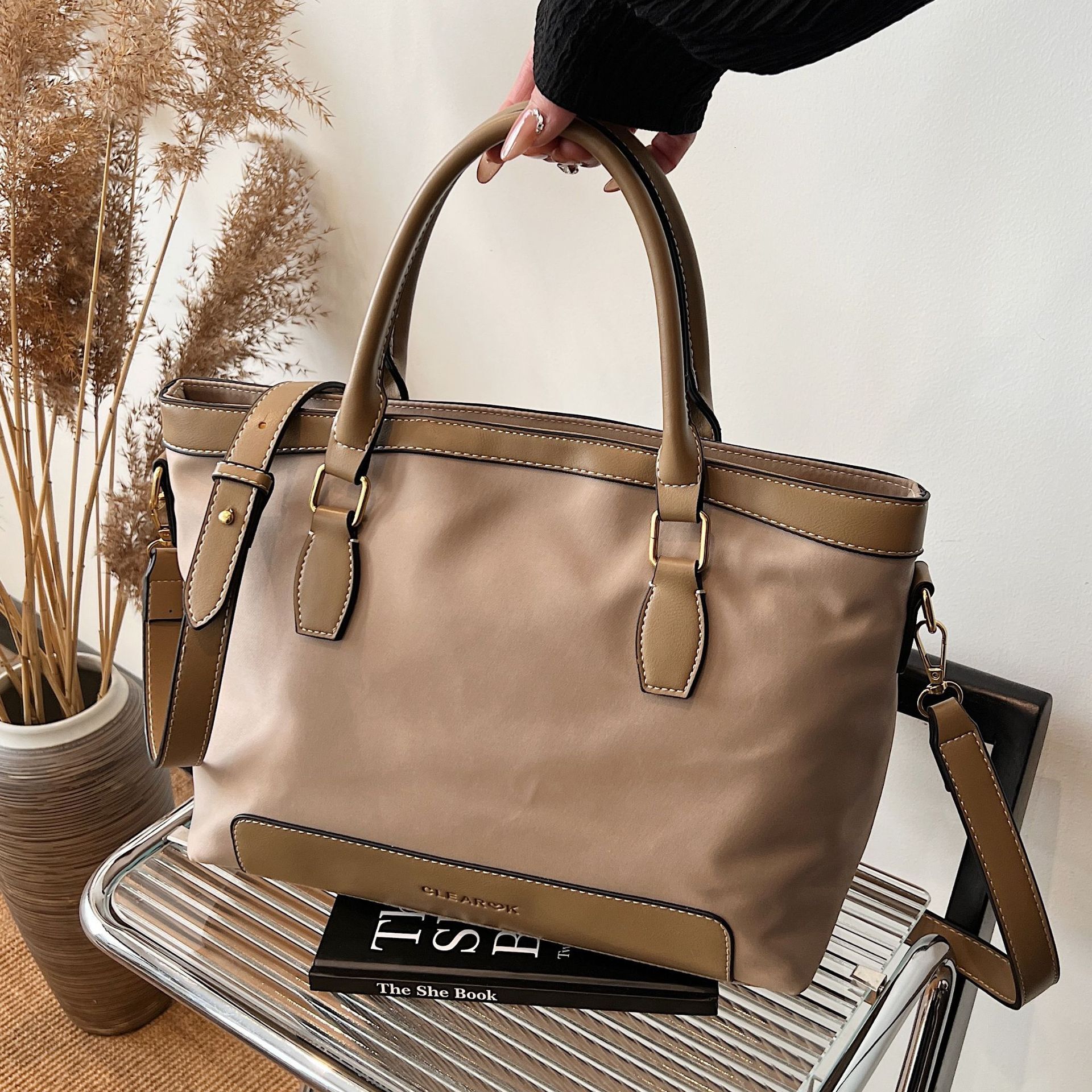 designer High-End Handheld Tote Bag Large Capacity 2025 New Commuter Shoulder Bag for Women Niche Design Underarm Crossbody Bag