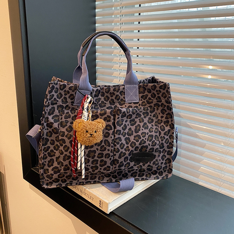 designer Large Capacity Leopard Print Fashion Shoulder Bag for Women New Simple Personality Tote Bag Large Shopping Bag Casual Travel Bag