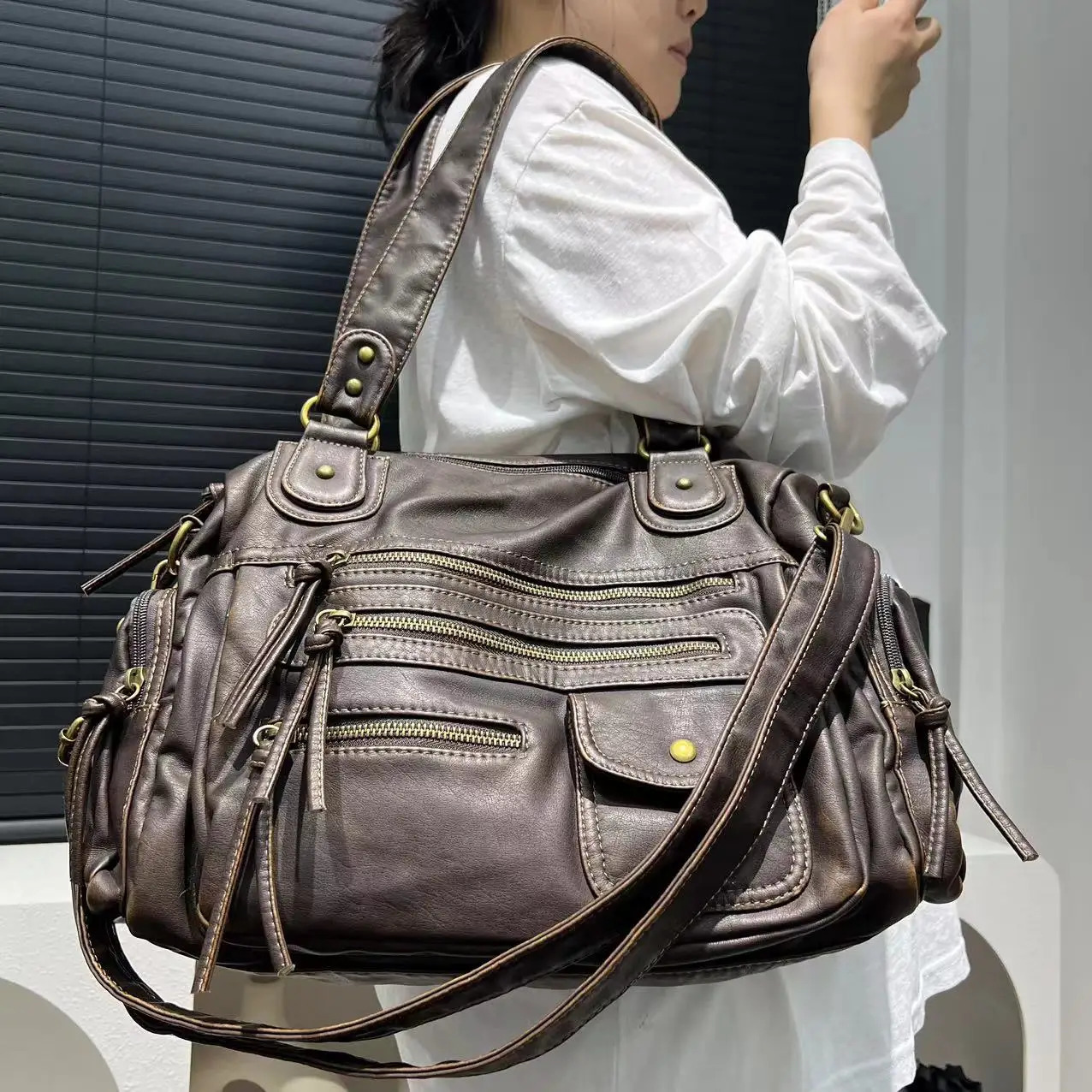Y2K Girl Single Shoulder Crossbody Bag Vintage Washed Leather Motorcycle Bag Large Capacity Multi Pocket Bag 250605