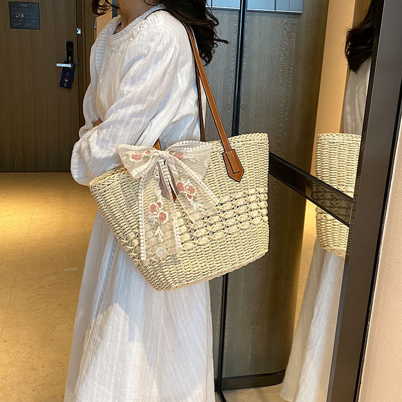 designer Woven Straw Large Capacity Bag for Women 2025 New Summer Versatile Shoulder Bag Beach Commuter Tote Bag