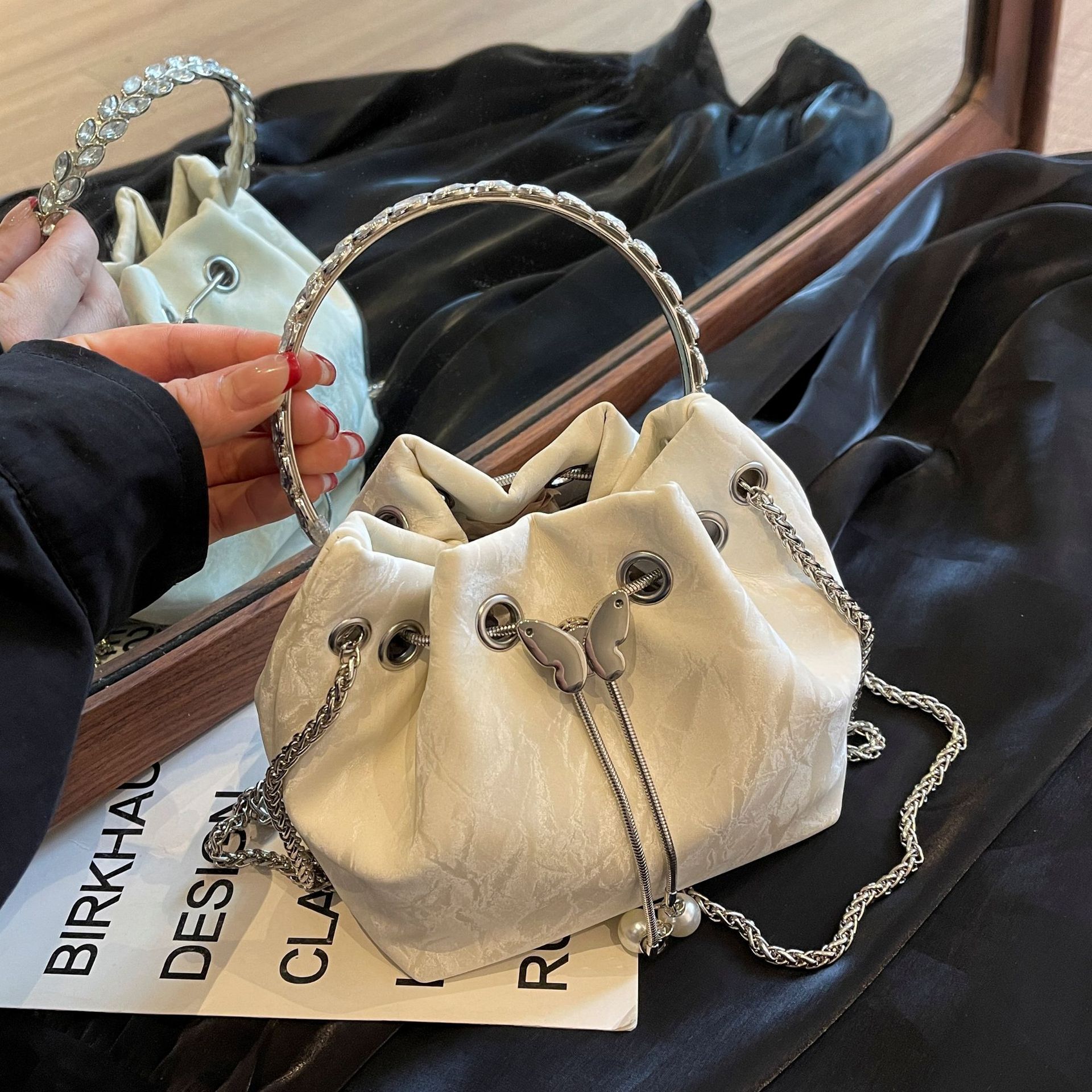 designer Niche Design Metal Handheld Bucket Bag for Women, Stylish Versatile Elegant Shoulder Bag, Simple Chain Crossbody Bag