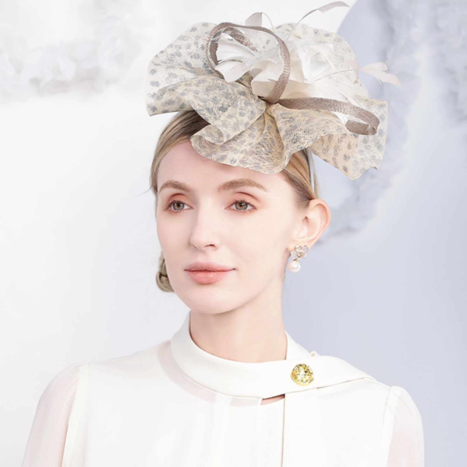 FS White Sinamay Fascinators Hats With Feather Summer Vintage Pillbox Hat For Women Elegant Cocktail Tea Party Headwear 250604