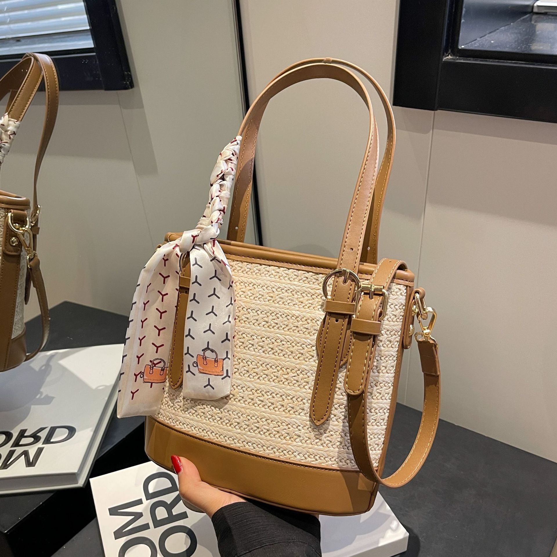 designer Fashion Handwoven Bag for Women 2025 New High-Quality Textured Straw Bag Single Shoulder Crossbody Bag Casual Buc