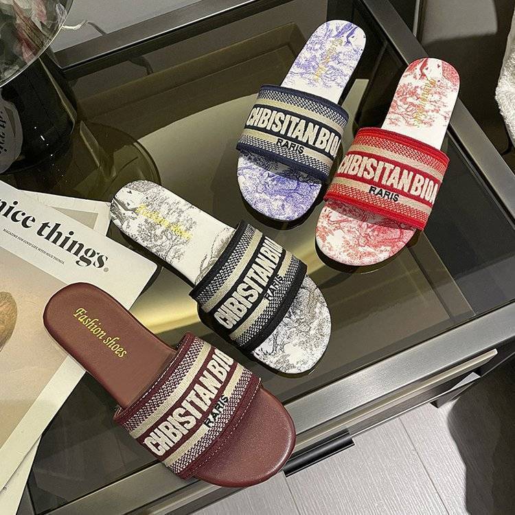 2025 New Sandals Fashion Luxury Design Sandals Slippers Summer Hot Selling Flat Bottom Embroidered Pattern Letter Non slip Sandals Size 35-42