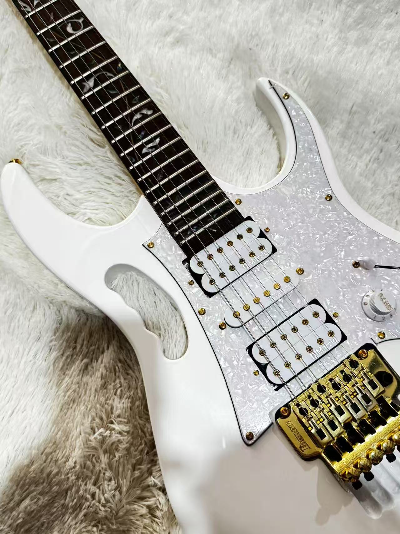 Vintage-Inspired 7V Electric Guitar Model Available for Personalized Design