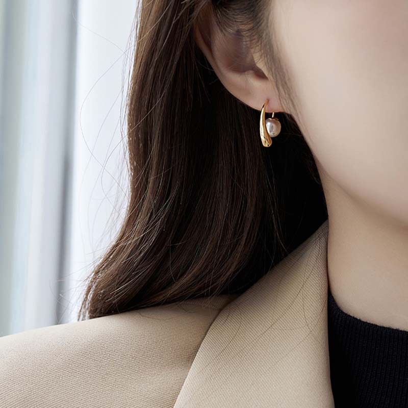 New Arrival French Inspired Minimalist Pearl Earrings Exude Sophisticated Luxury Niche Design