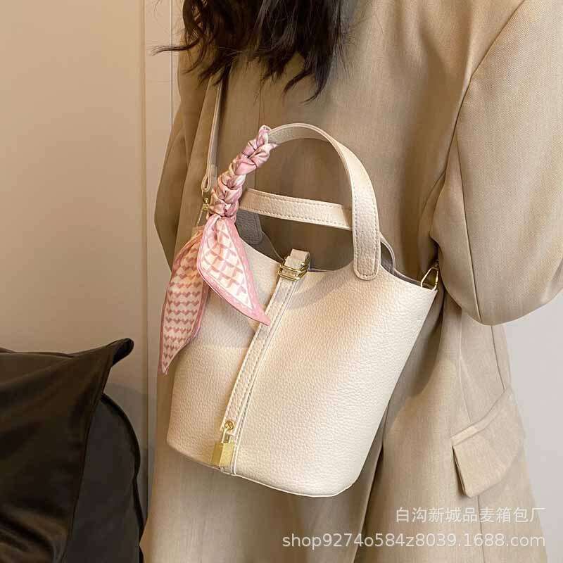 2025 New Single Shoulder Korean Style Niche Handbag Women's Trendy Crossbody for Work Commute Bucket Bag