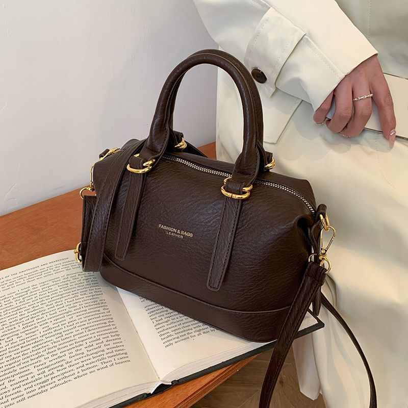 2025 Summer New Women's Bag New Handbag Women's Simple Retro Large Capacity Commuter Bag Fashion Leisure Designer Solid Color Shoulder Bag R