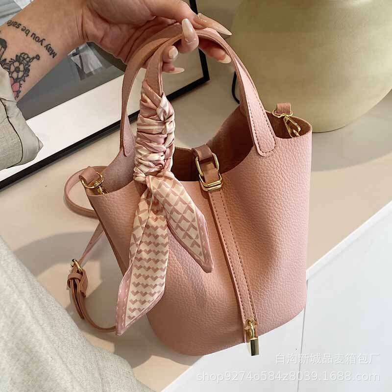 2025 New Single Shoulder Korean Style Niche Handbag Women's Trendy Crossbody for Work Commute Bucket Bag