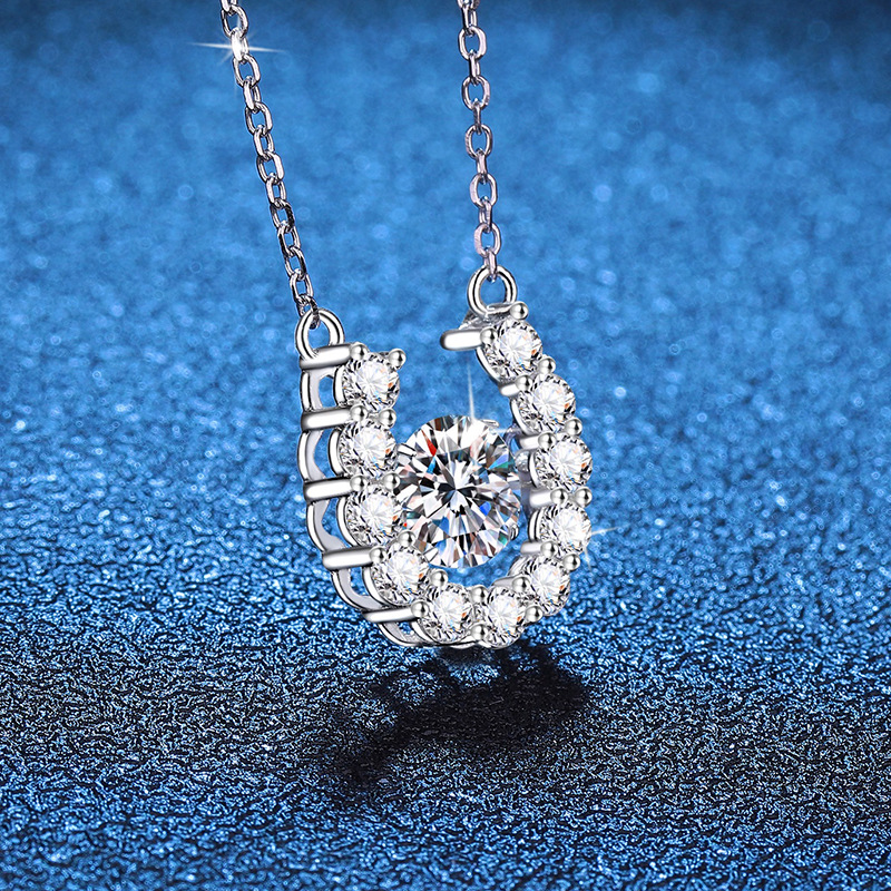 Chic Woman's Accessory: S925 Sterling Silver U-Pendant Necklace Set With Exquisite 1Ct D-Grade Moissanite
