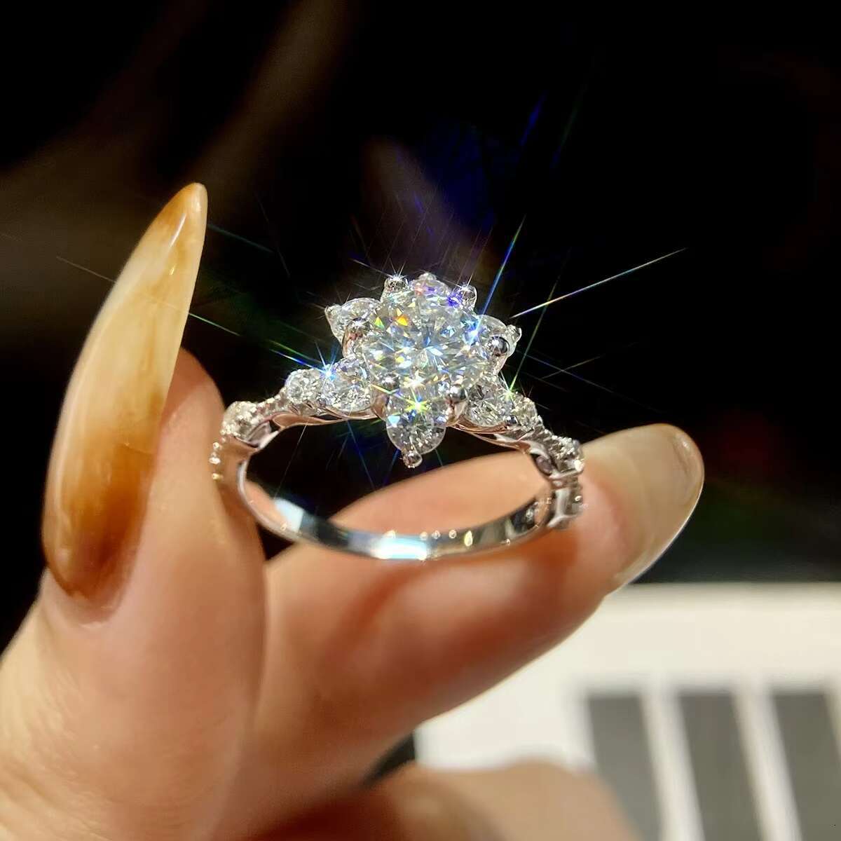 Ghetluxe Sparkling Real 1ct Moissanite Diamond Wedding Sun Flower Rings for Women 925 Sterling Silver Luxury Fine Jewelry