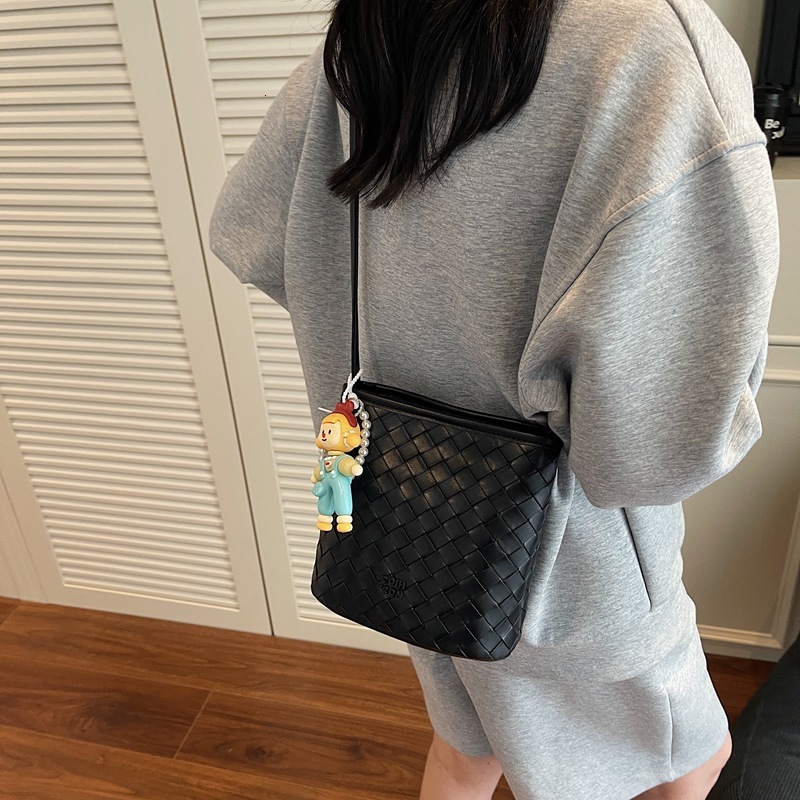 designer Korean Style Small Bag for Women 2025 New Trend Woven Crossbody Bucket Bag Simple Casual Shoulder Bag Commuter Underarm Bag