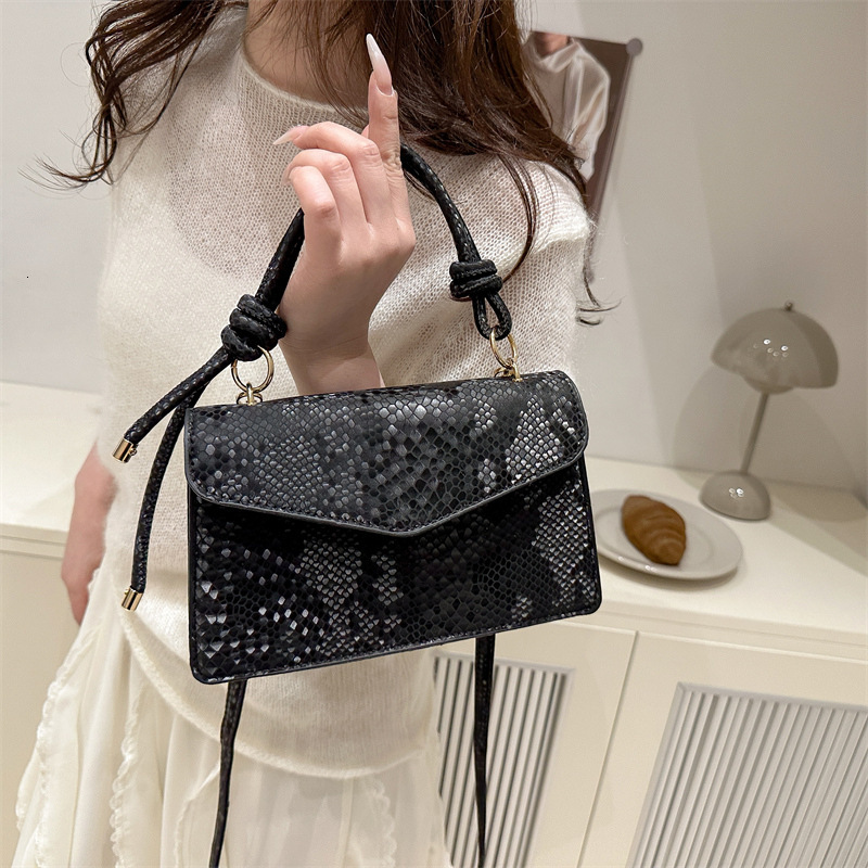 Top brand high-quality new free designer bag 2025 new niche shoulder bag high-end PU leather crossbody bag fashionable small square bag new free desig