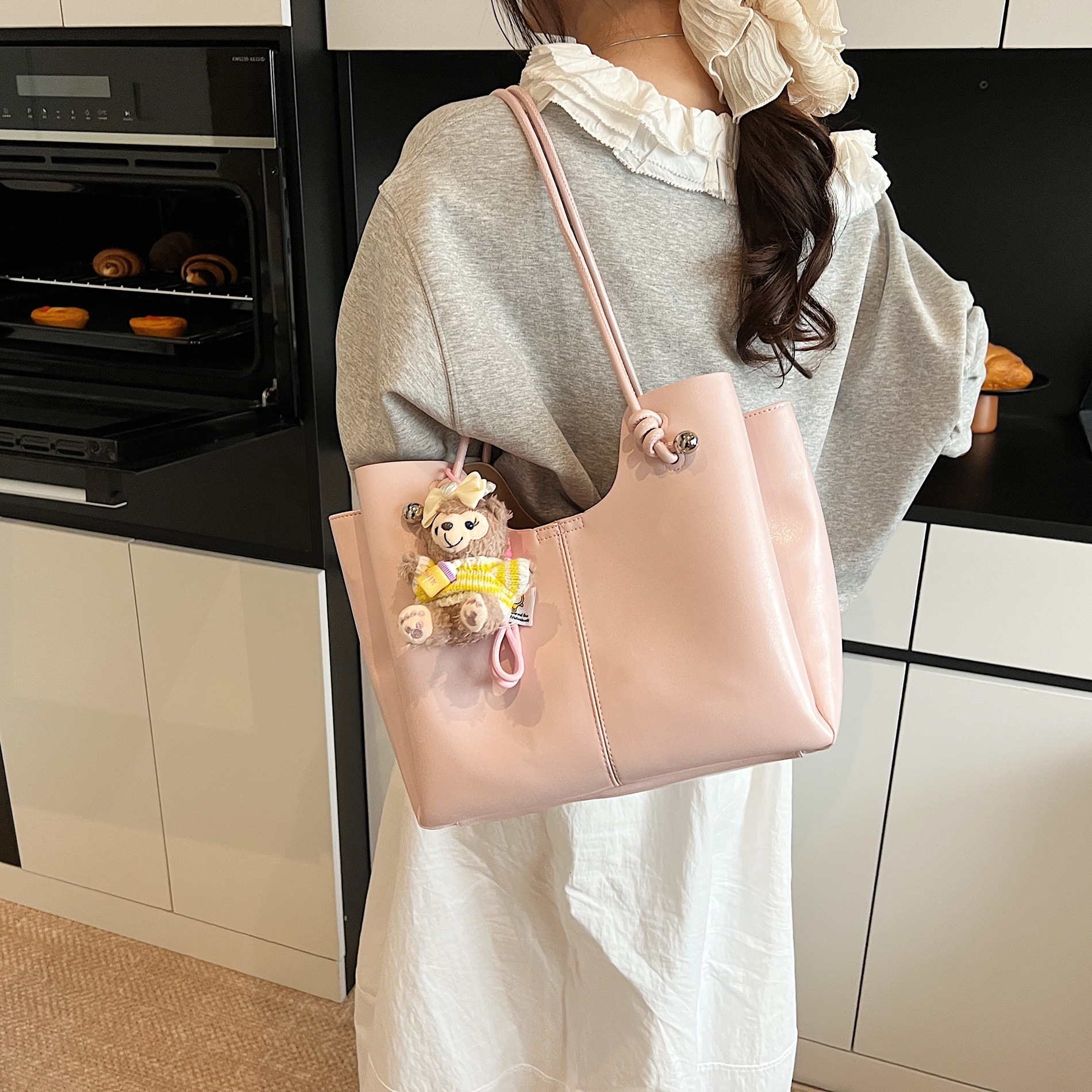 designer Women's Fashion Tote Bag 2025 New Korean Fashion Large Capacity Office Commuter Bag Underarm Bucke