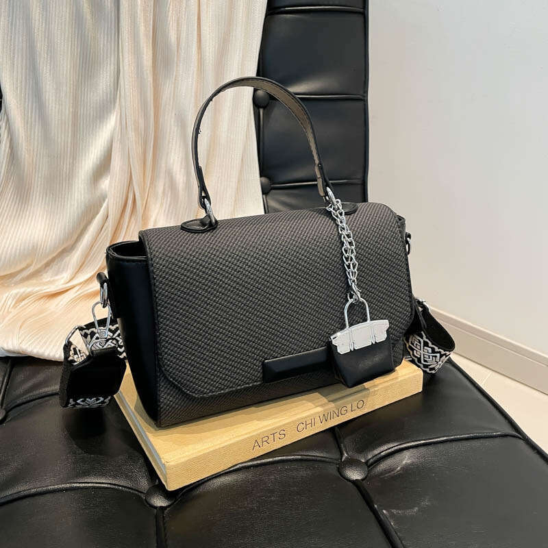 High-end Tote for Women 2025 New Niche Fashion Versatile Commuter Handbag Shoulder Crossbody Bag