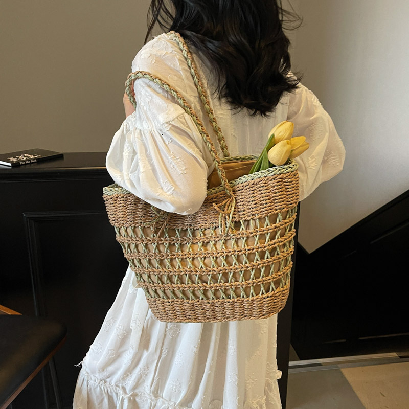 designer Handwoven Straw Shoulder Bag Versatile Large Capacity Tote Bag 2025 New Hollow Summer Beach Bag for Women