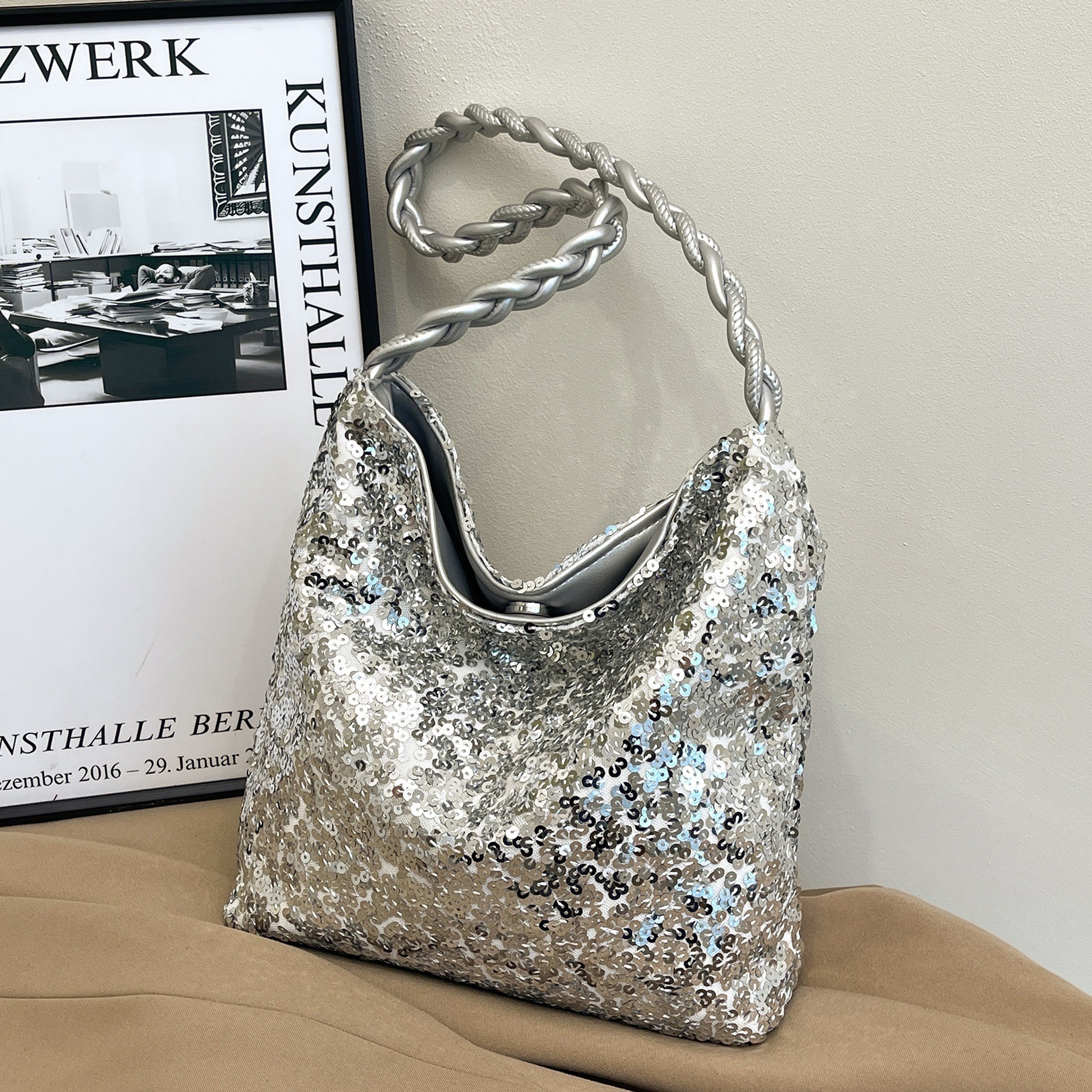 designer Niche Textured Sequin Bag for Women 2025 New Trend Summer Shoulder Crossbody Bag Fashionable Silver Underarm Bucket Bag