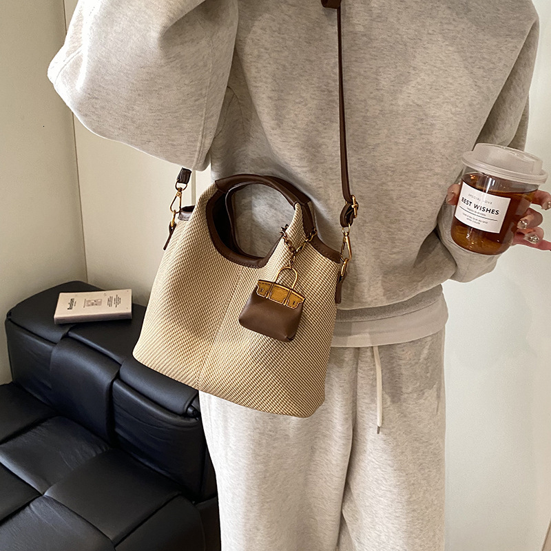 designer Vintage Niche Handbag for Women 2025 New Trend High-end Commuter Large Capacity Shoulder Crossbody Bag Mother Bag