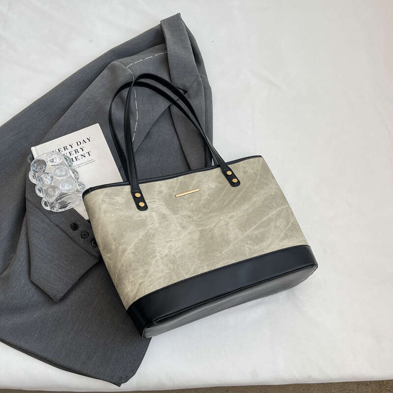 High-End for Women 2024 New Fashion Tote Large Capacity Commuter Versatile Handbag Shoulder Bag