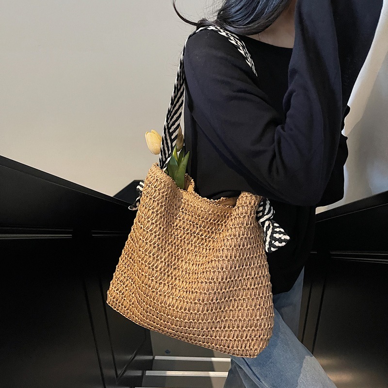 designer Summer Large Capacity Straw Woven Bag for Women 2025 New Beach Vacation Shoulder Bag Commuter Tote Bucke