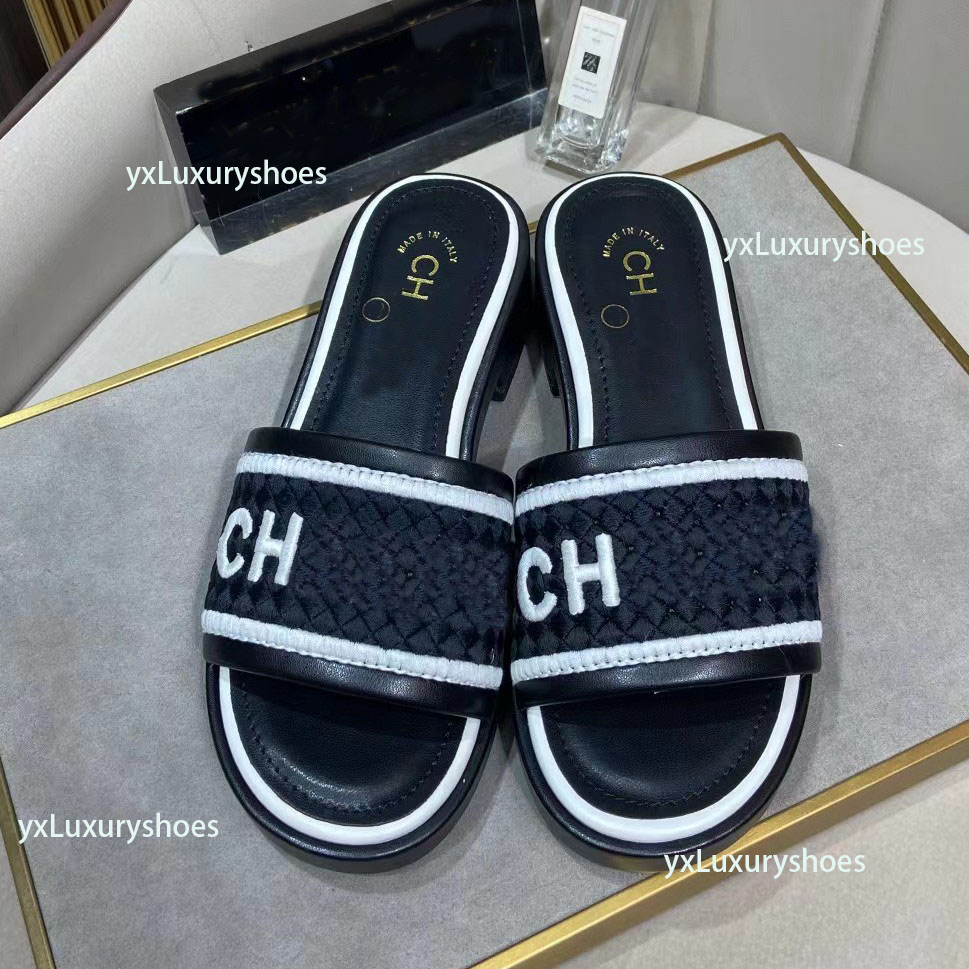 2024 Designer Paris new women's hand-woven sandals Summer beach luxury fashion casual flat shoes women's high quality classic letter slippers
