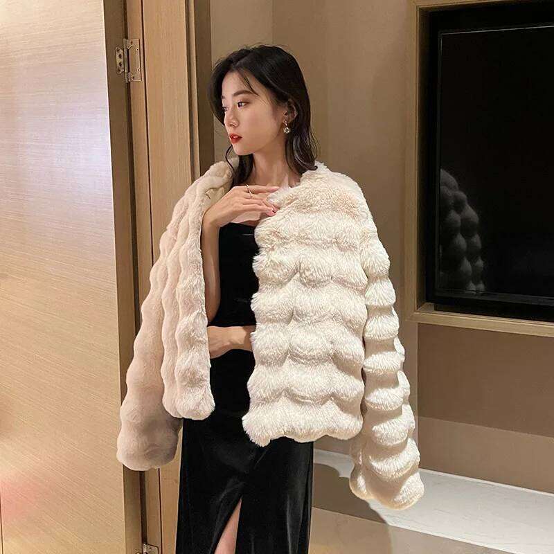 White Coat for Women Autumn Winter New Style Imitation Fur Plush Collarless Short Top Warm and Trend luanyun