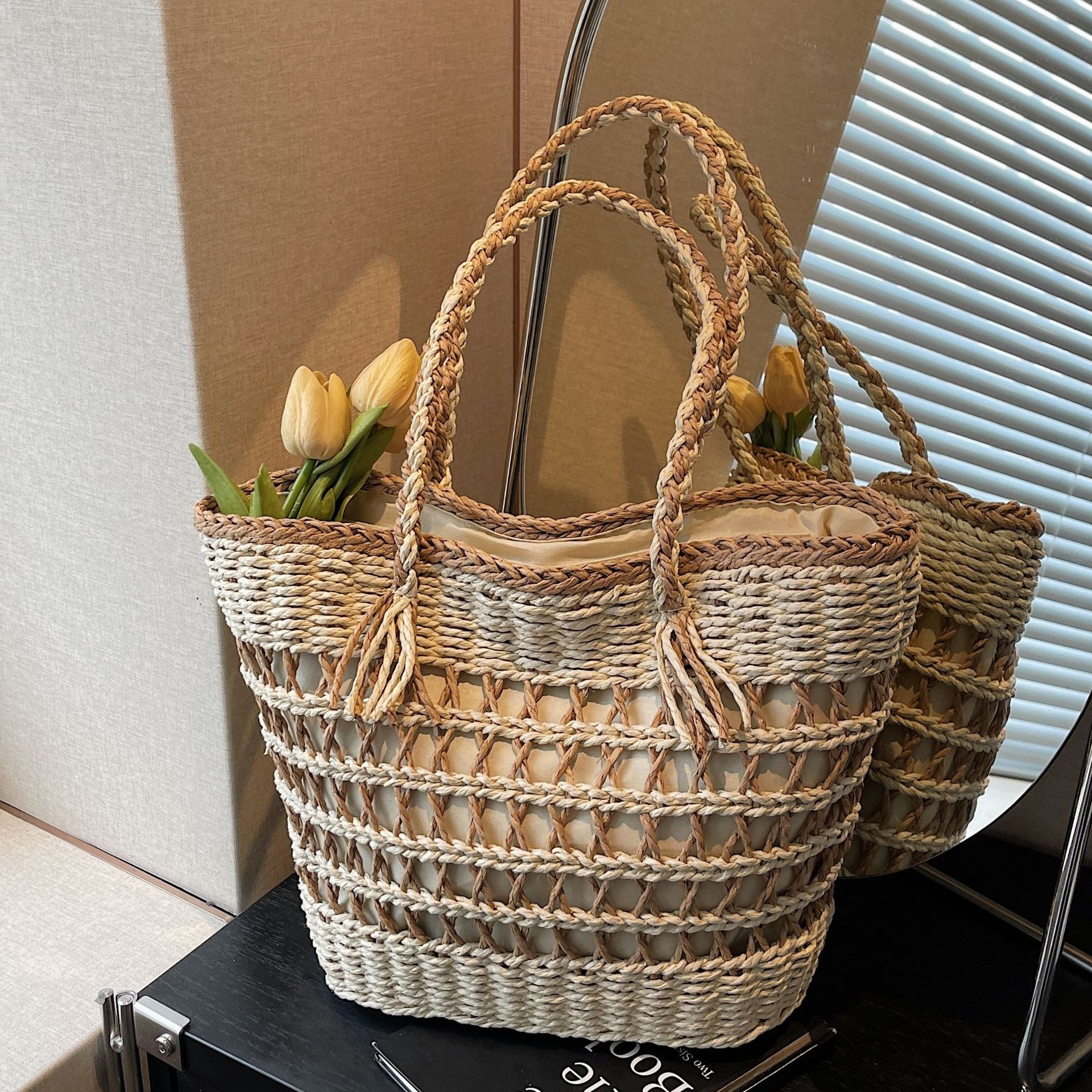 designer Handwoven Straw Shoulder Bag Versatile Large Capacity Tote Bag 2025 New Hollow Summer Beach Bag for Women