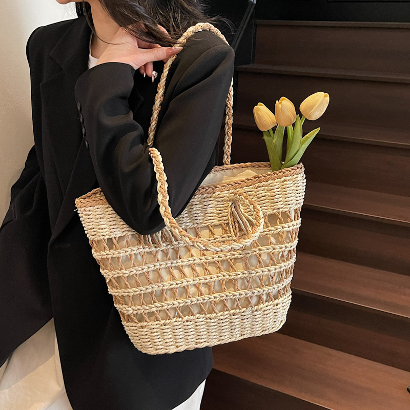 designer Handwoven Straw Shoulder Bag Versatile Large Capacity Tote Bag 2025 New Hollow Summer Beach Bag for Women