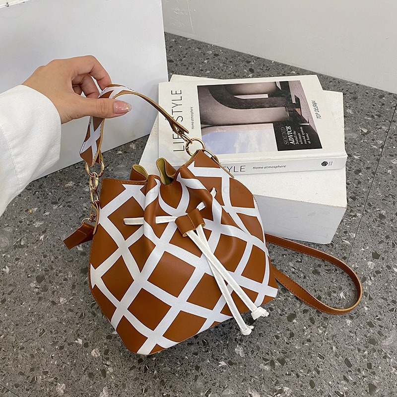 Free shipping 2025 new designer trendy bag, bucket bag, casual simple Western style large capacity women's crossbody bag wallet