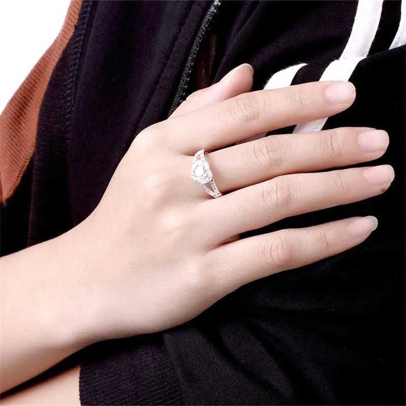 Pretty 925 Silver Color Crystal Romantic Heart Diamond Rings For Women Fashion Party Gifts Luxury Wedding Accessories Jewelry XJ250606
