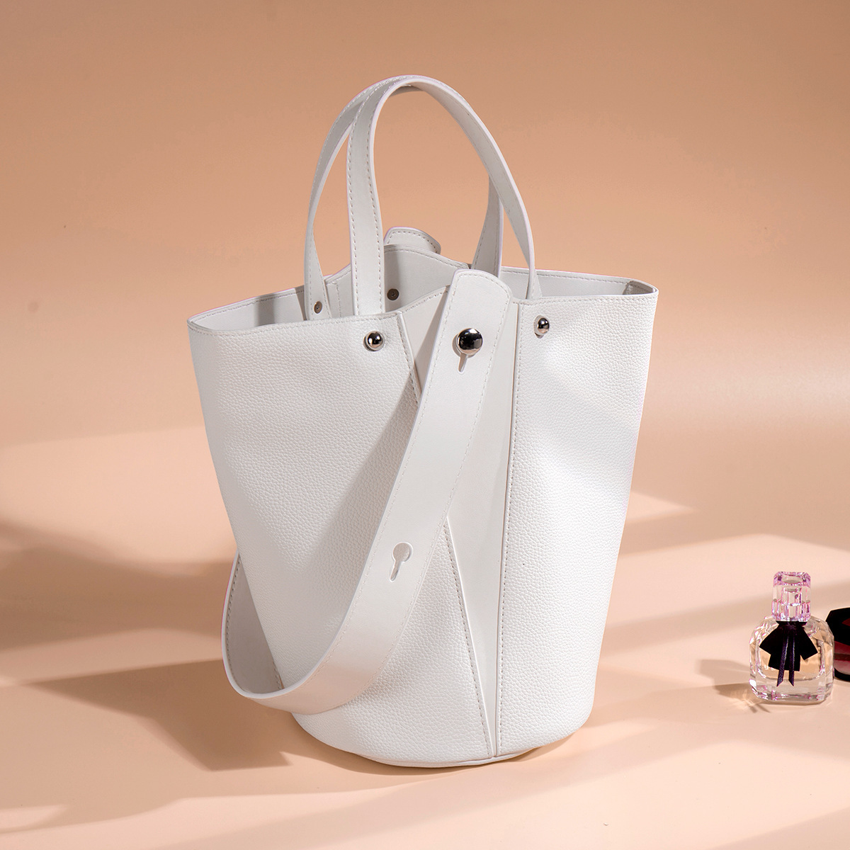 Free Designer Bags Shipping High-quality Soft Leather Bag For Women Luxury 2025 Summer New Commuter Large Capacity Bucket Bag With Design Sense Handba