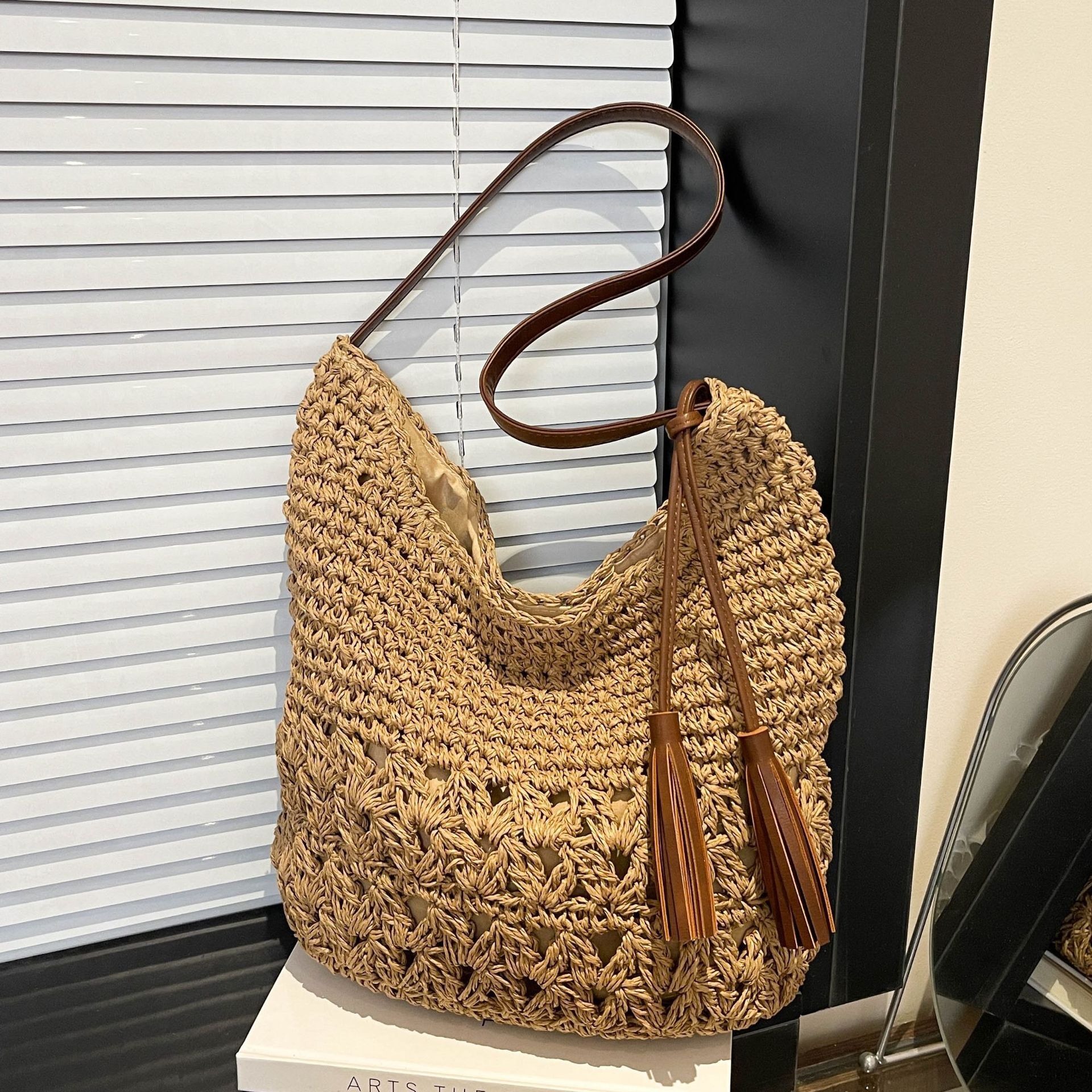 designer Casual Tassel Straw Bag 2025 New Niche Hollow Woven Bag Beach Vacation Style Shoulder Bag for Women