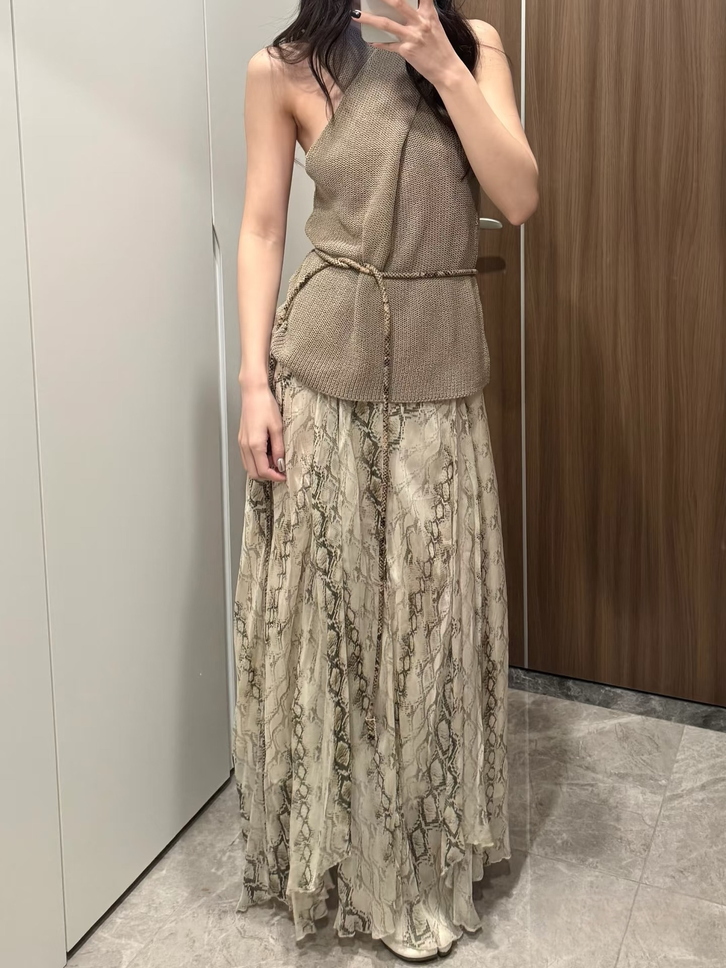 XR135 High-grade drape irregular flowing skirt light brown plaid long skirt