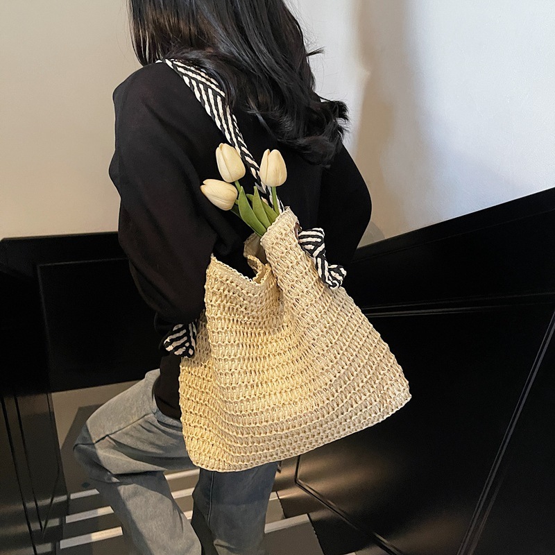 designer Summer Large Capacity Straw Woven Bag for Women 2025 New Beach Vacation Shoulder Bag Commuter Tote Bucke