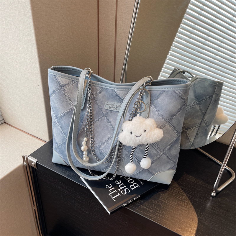 designer Large Capacity Bag for Women 2025 New Summer Fashion Simple Shoulder Bag Versatile Textured Commuter Stylish Tote Bag