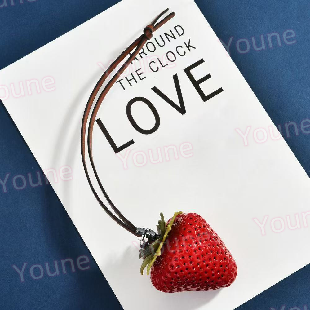 Charming Strawberry Key Chain Stylish Bag Charm for Womens Handbags Purses and Car Keys L250928YOIY