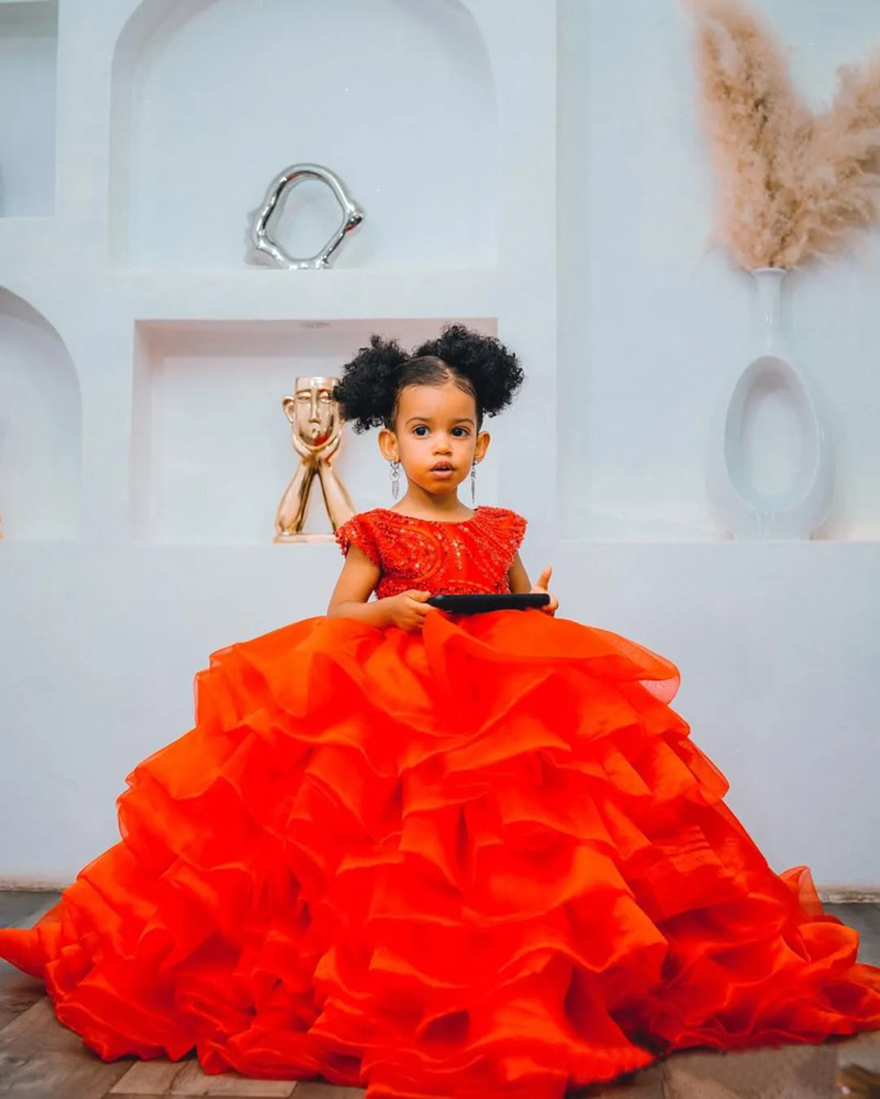 2025 Red Flower Girl Dresses Children Birthday Dress Illusion Sheer Neck Appliqued Beaded Lace Tiered Tulle Princess Queen Ball Gown For Marriage