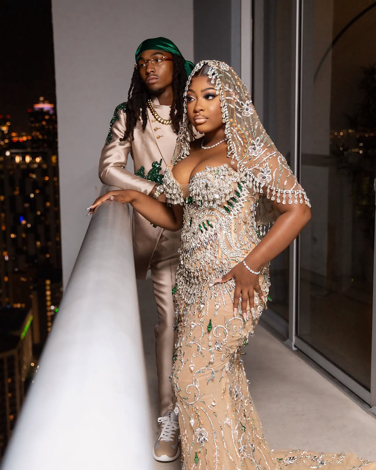 Elegant Crystal Beaded Wedding Dresses Strapless Bridal Gowns Illusion Rhinestone Tassel Sleeveless Customized Bride Sweep Train Vestidos De Novia