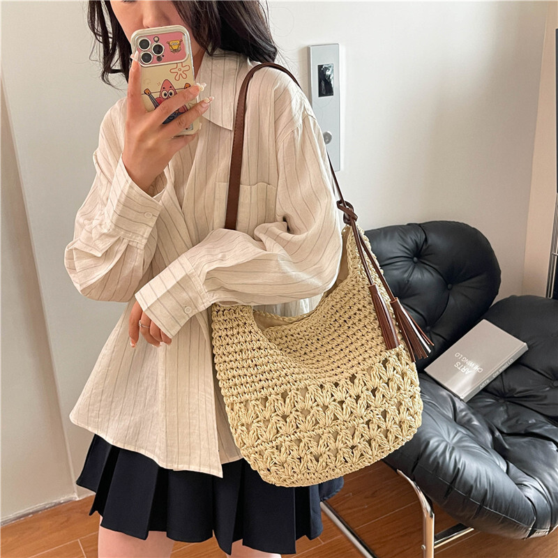 designer Casual Tassel Straw Bag 2025 New Niche Hollow Woven Bag Beach Vacation Style Shoulder Bag for Women