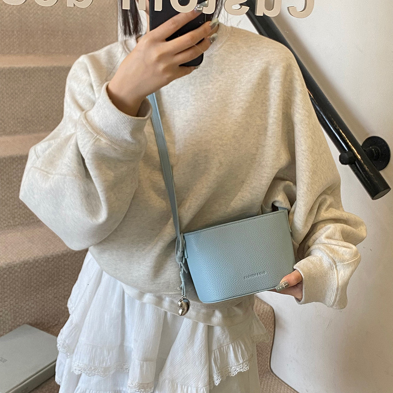 designer Niche Design Korean Style Fashion Casual Shoulder Bag for Women 2025 New Commuter Crossbody Small Bag Handheld Bucket Bag
