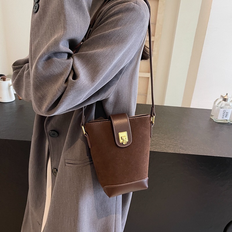 designer Vintage Versatile Bucket Bag for Women Korean Style Niche Simple Casual Shoulder Bag 2025 New Trendy Fashion Crossbody Bag