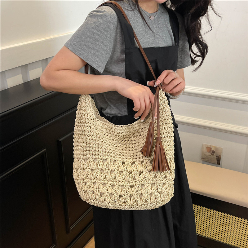 designer Casual Tassel Straw Bag 2025 New Niche Hollow Woven Bag Beach Vacation Style Shoulder Bag for Women